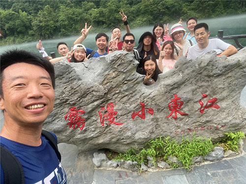 九年風(fēng)雨兼程，九年砥礪前行，云科國(guó)際迎來(lái)了意義非凡的九周年。2024年6月28日組織了為期3天的“福城郴州之旅”團(tuán)建活動(dòng)，在美麗的自然風(fēng)光中，共同感受公司的發(fā)展與壯大